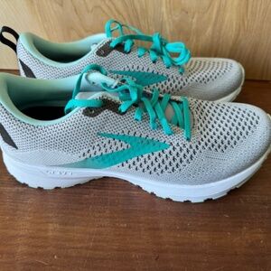 ***NEW IN BOX*** Brooks Revel 4 Energize **Womens Size 10, UK 42 **. Gray